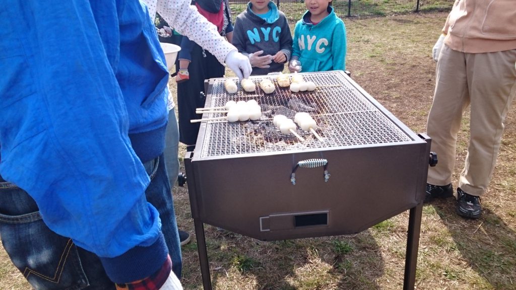 2017年5月号町内会だより　大島桜、花をめぐって焼き団子 団子焼いてます